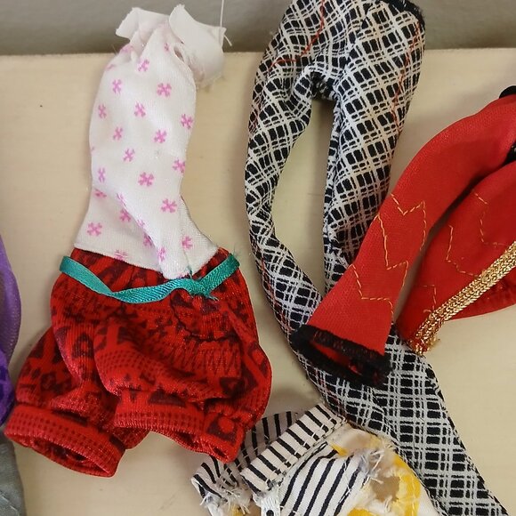 Assorted Monster High clothing and accessories - Picture 6 of 14